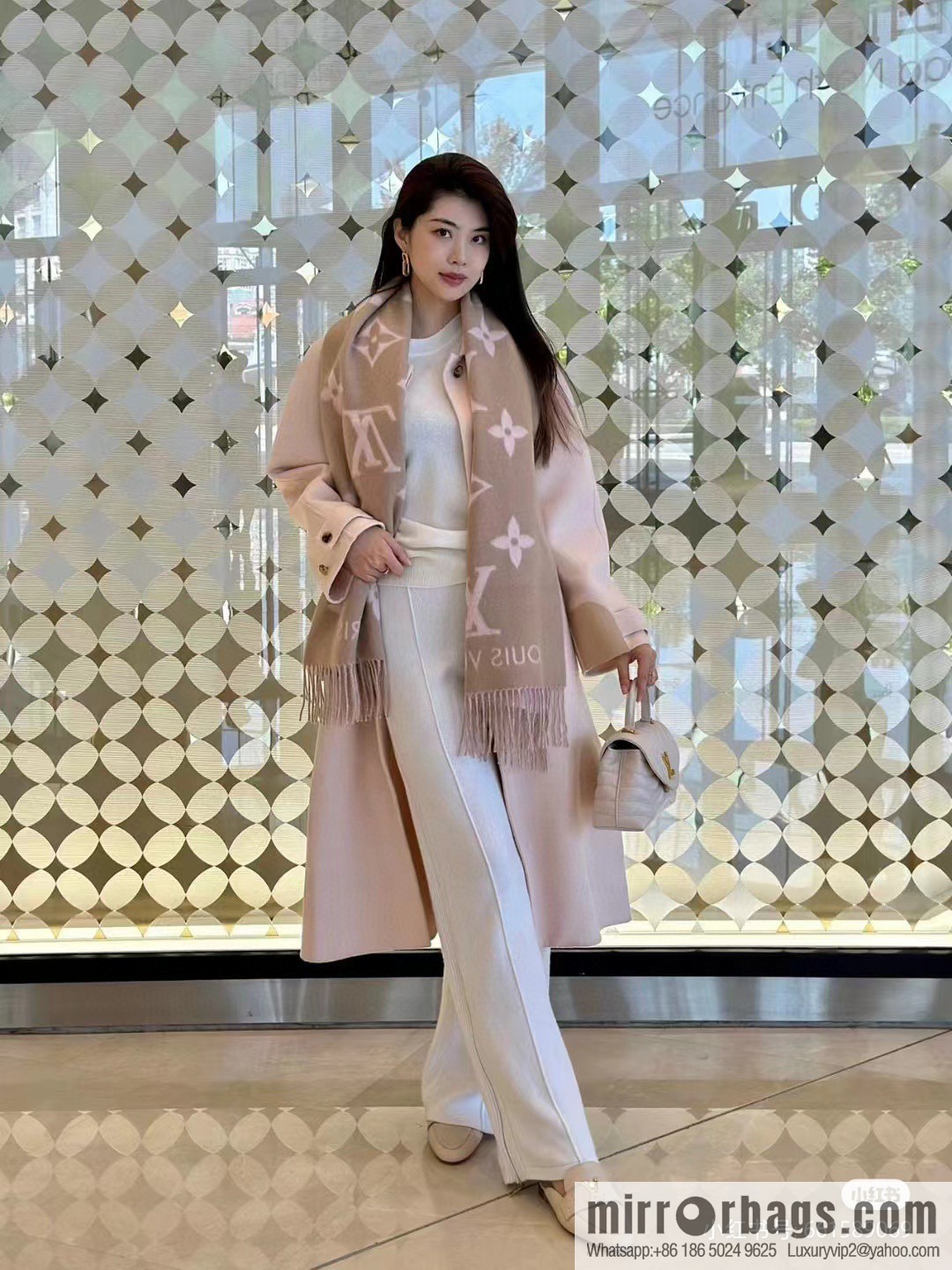 LV Huo Siyan's latest pink milk tea scarf