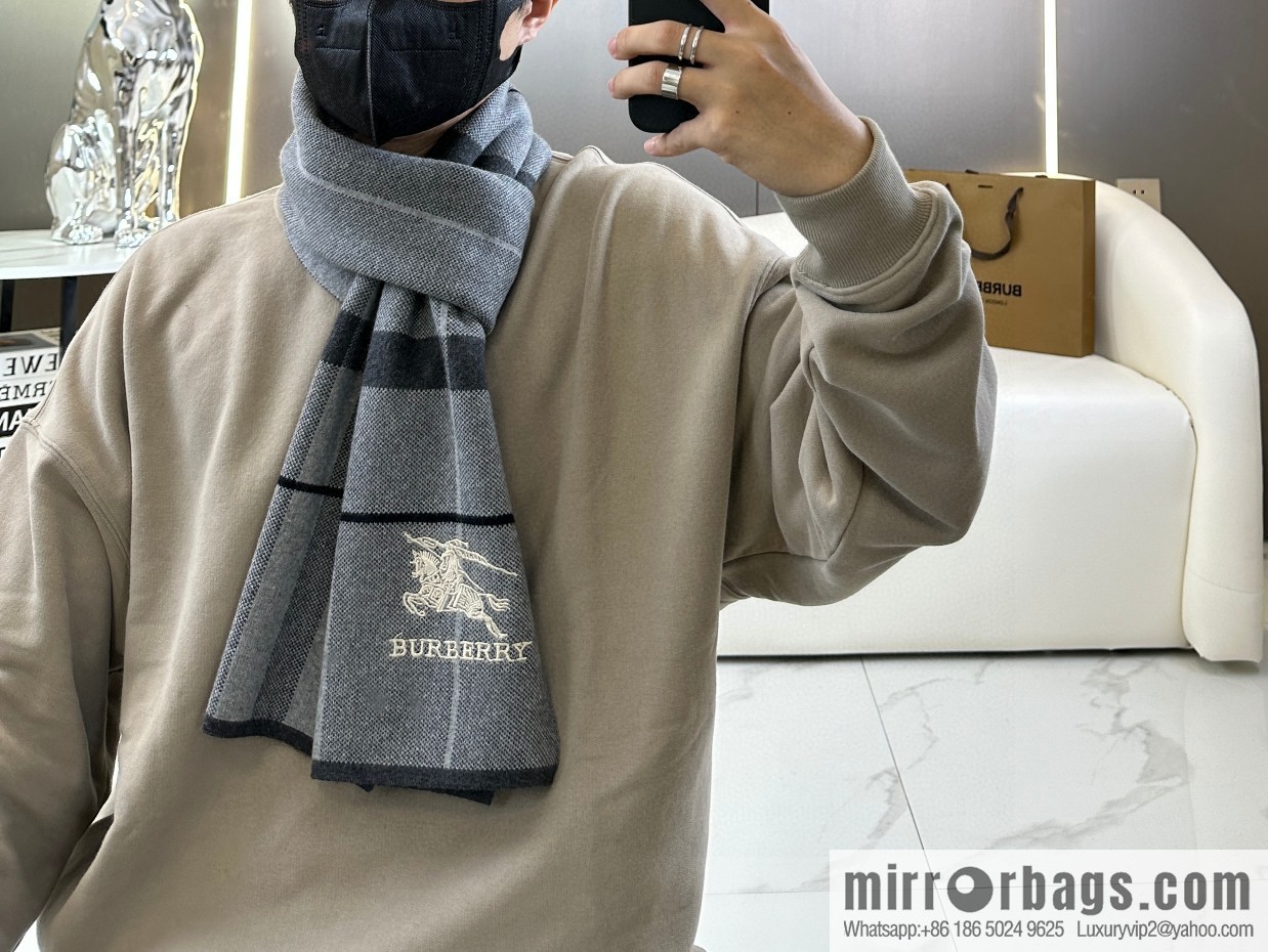 Burberry, classic warhorse plaid, high-end men's scarf