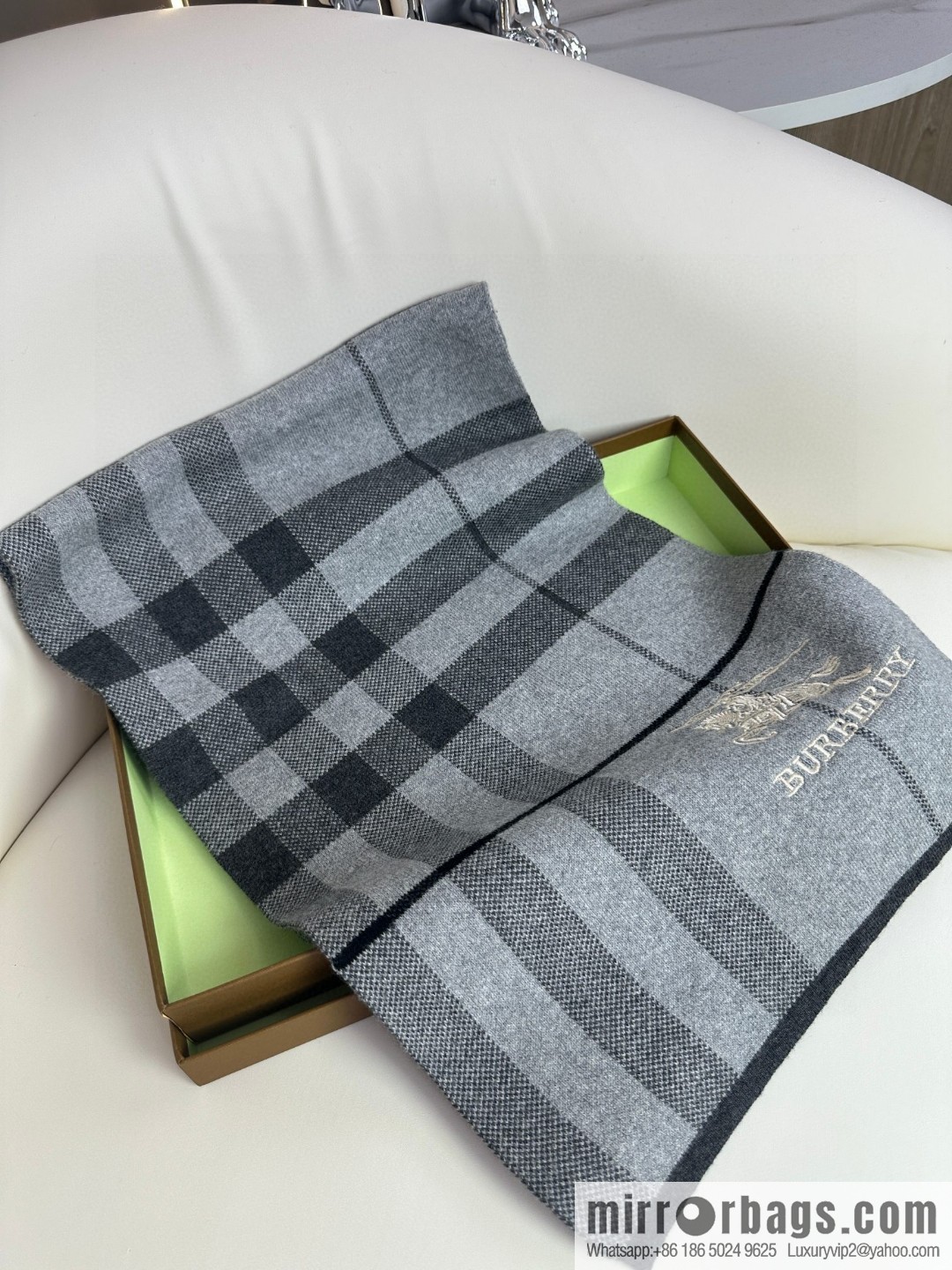 Burberry, classic warhorse plaid, high-end men's scarf