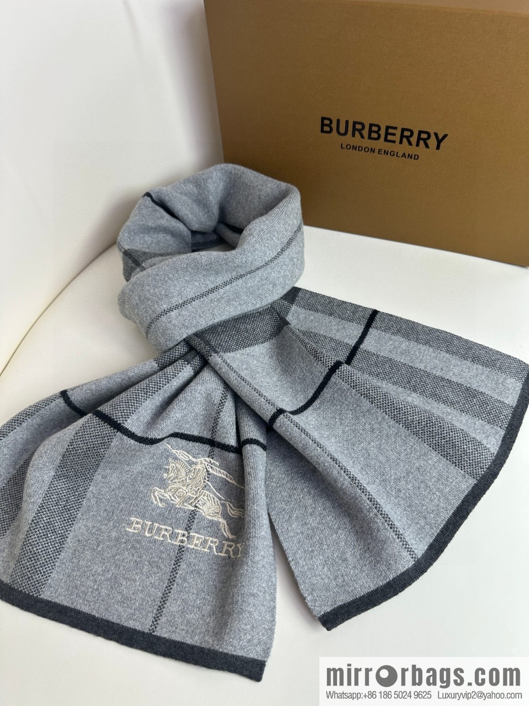 Burberry, classic warhorse plaid, high-end men's scarf