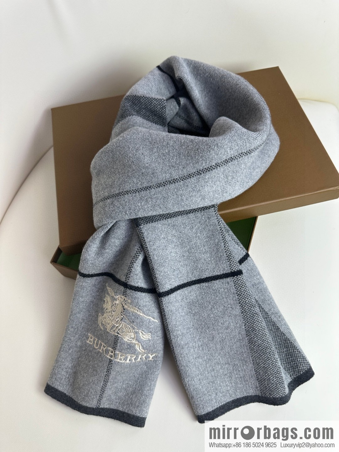 Burberry, classic warhorse plaid, high-end men's scarf