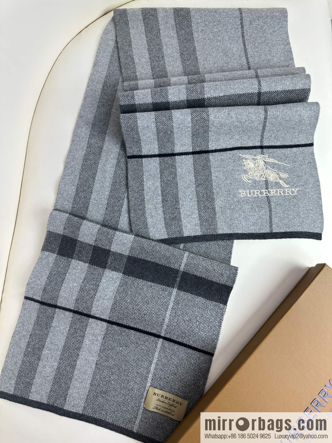 Burberry, classic warhorse plaid, high-end men's scarf