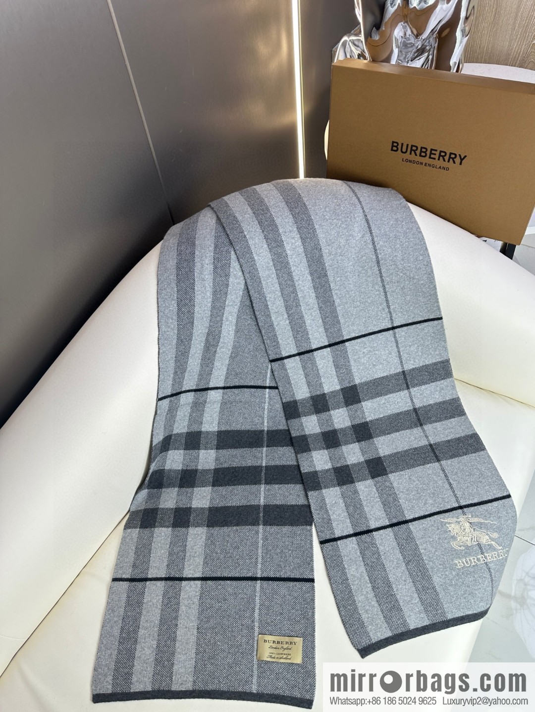 Burberry, classic warhorse plaid, high-end men's scarf