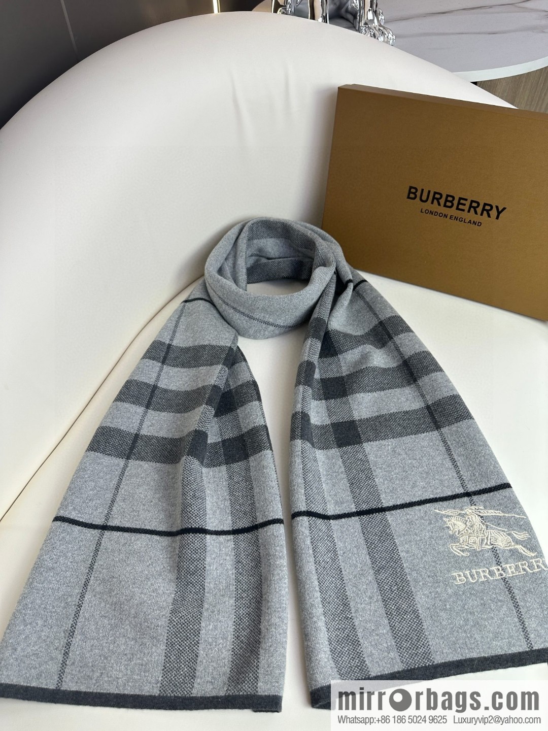Burberry, classic warhorse plaid, high-end men's scarf