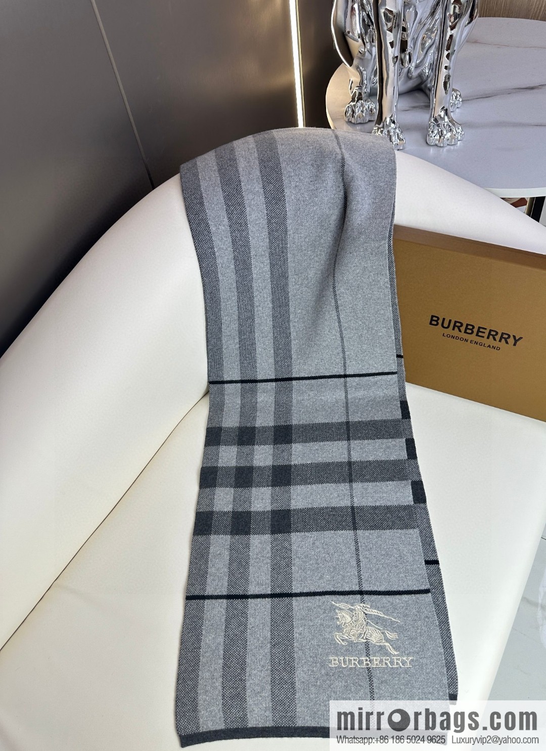 Burberry, classic warhorse plaid, high-end men's scarf