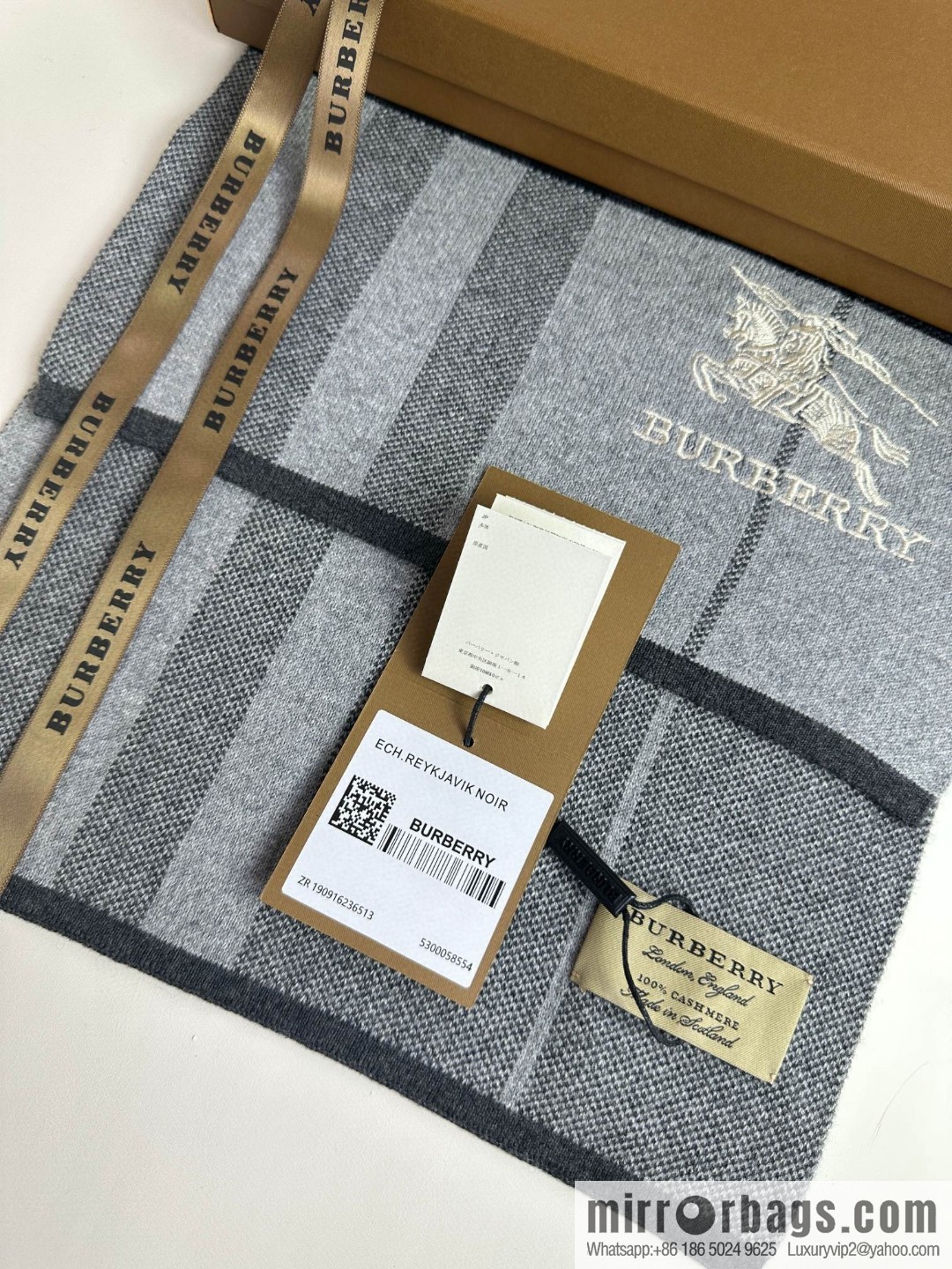 Burberry, classic warhorse plaid, high-end men's scarf