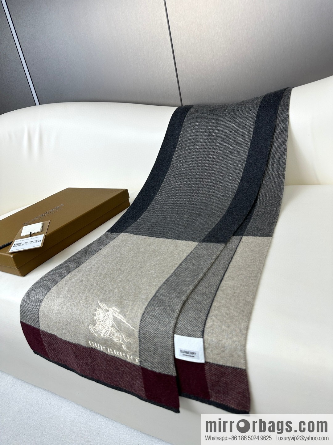 Burberry, classic warhorse plaid, high-end men's scarf