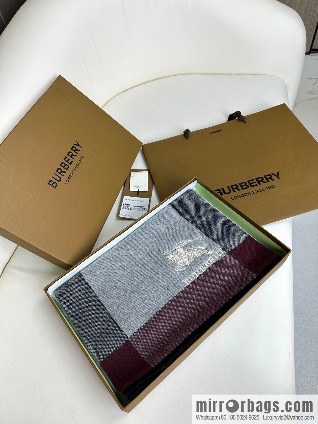 Burberry, classic warhorse plaid, high-end men's scarf