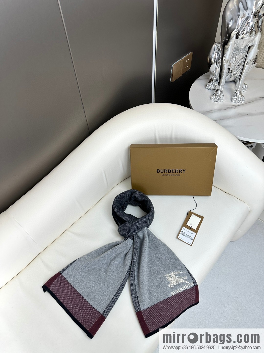 Burberry, classic warhorse plaid, high-end men's scarf