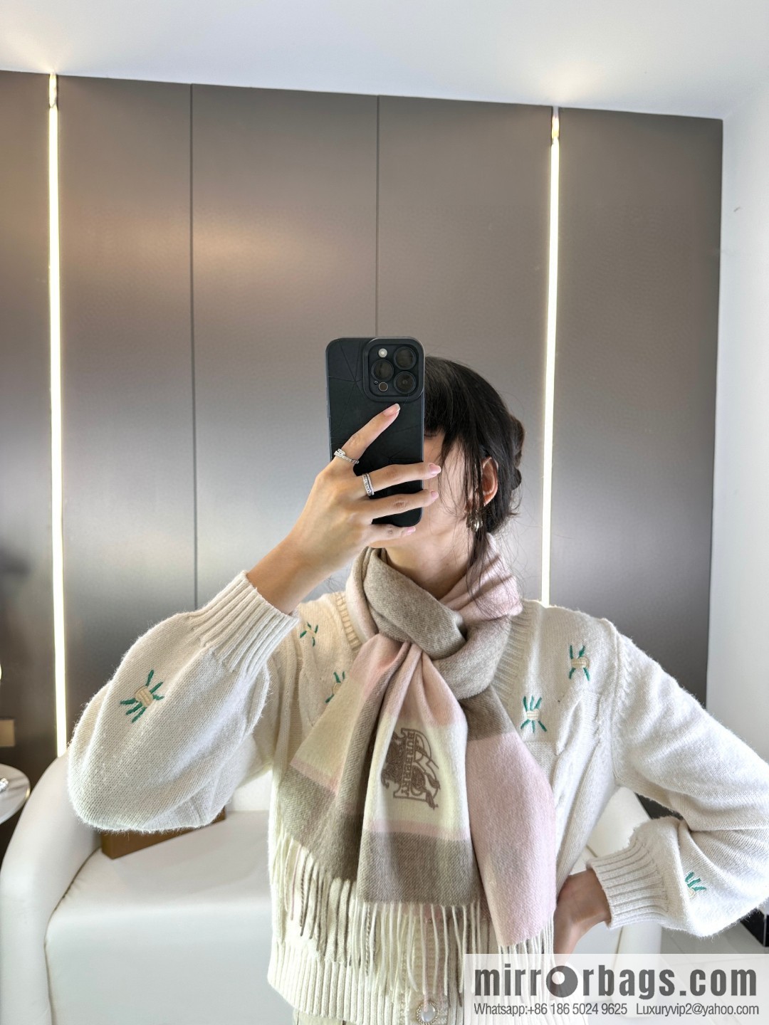 Burberry Burberry will push away the new model in 2023, the new standard of war horse, and the cashmere scarf.