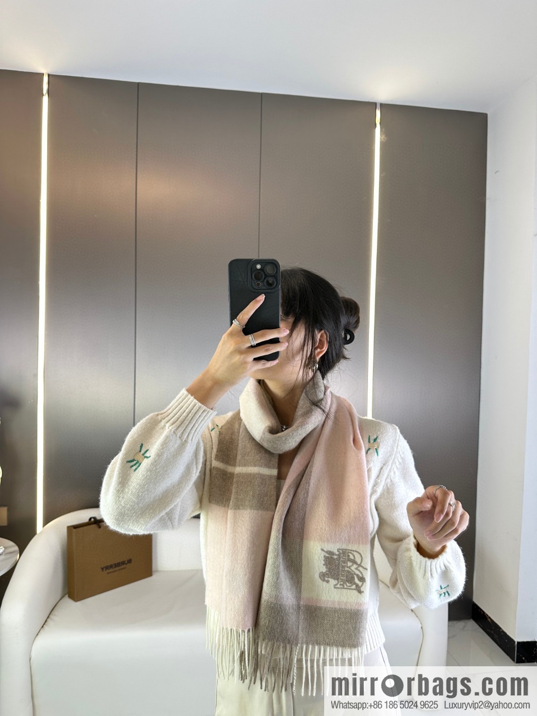 Burberry Burberry will push away the new model in 2023, the new standard of war horse, and the cashmere scarf.