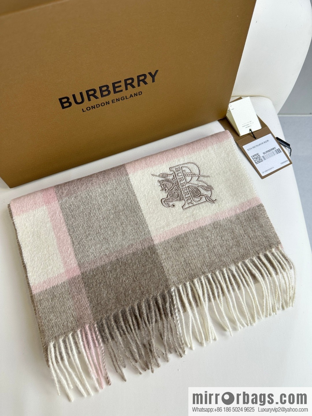 Burberry Burberry will push away the new model in 2023, the new standard of war horse, and the cashmere scarf.