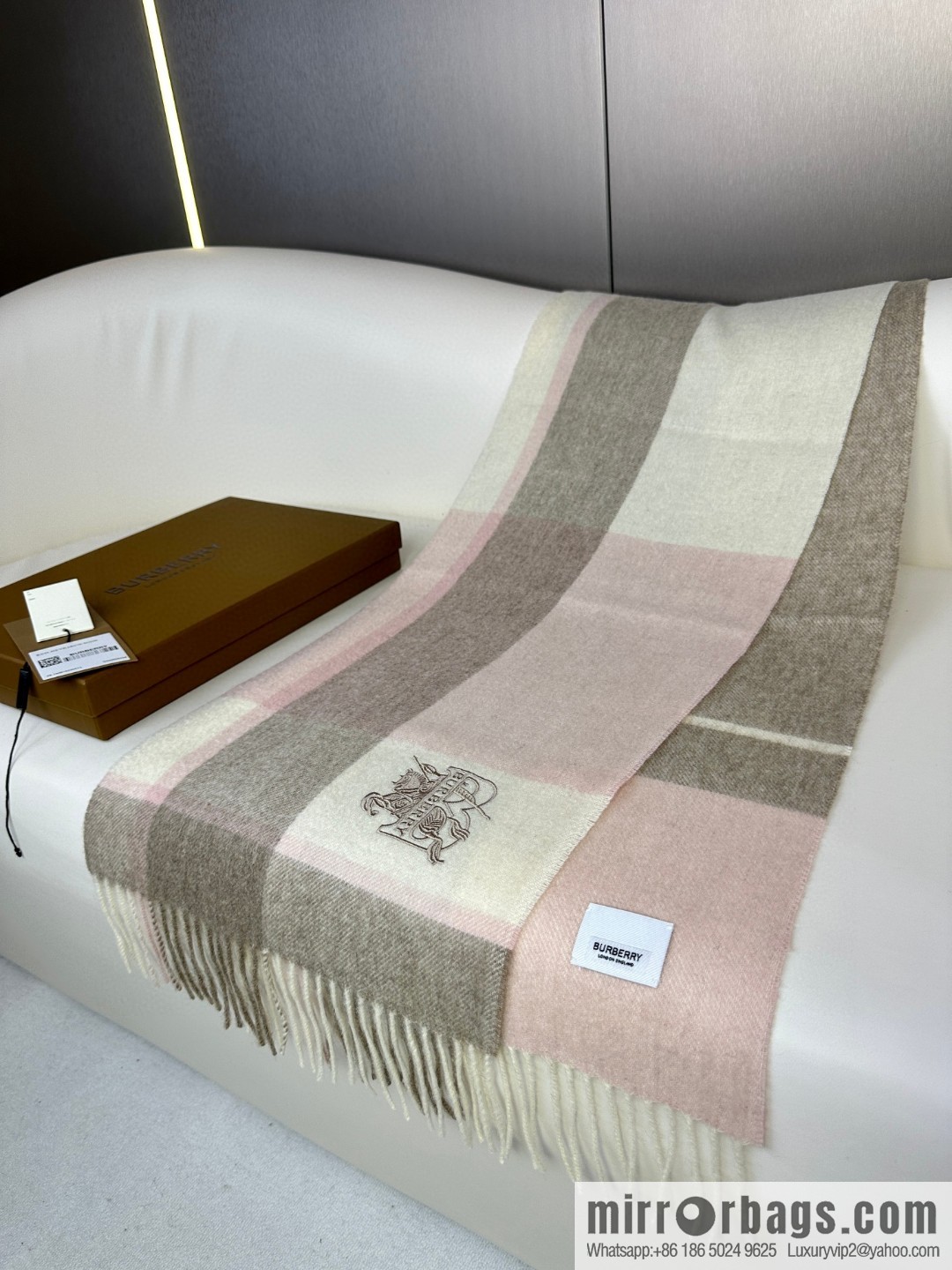 Burberry Burberry will push away the new model in 2023, the new standard of war horse, and the cashmere scarf.