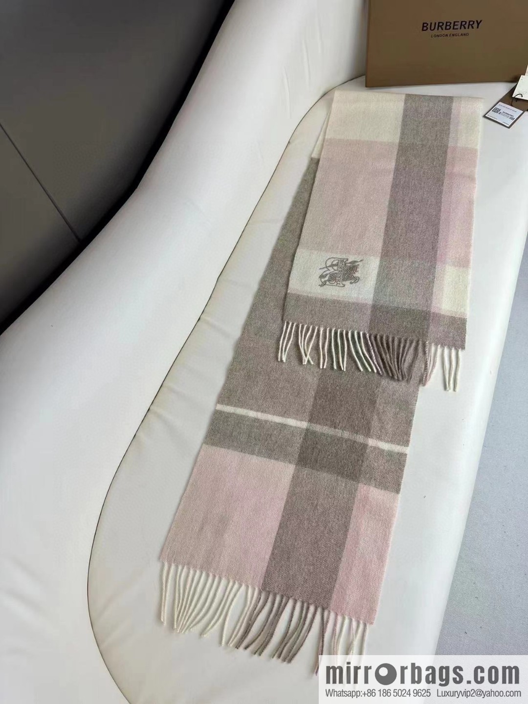 Burberry Burberry will push away the new model in 2023, the new standard of war horse, and the cashmere scarf.