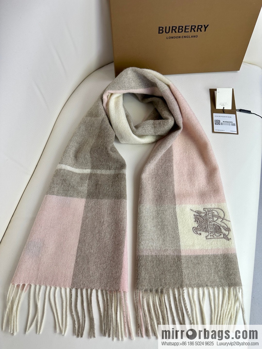 Burberry Burberry will push away the new model in 2023, the new standard of war horse, and the cashmere scarf.