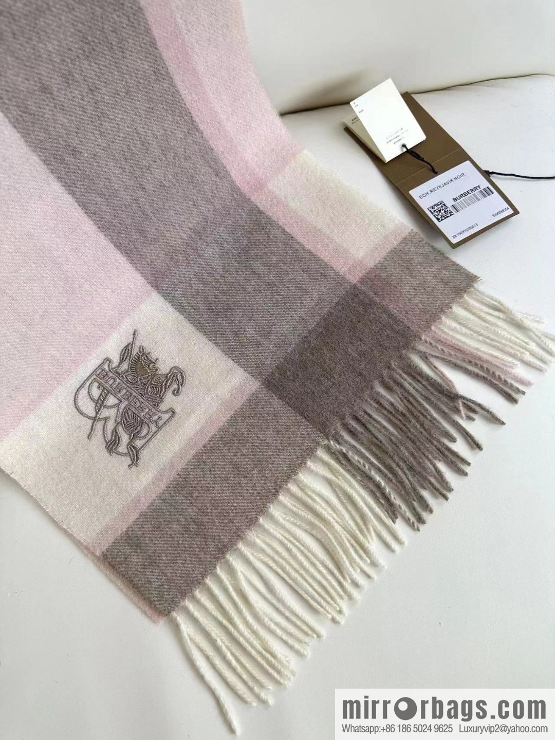 Burberry Burberry will push away the new model in 2023, the new standard of war horse, and the cashmere scarf.