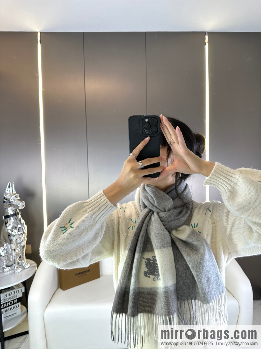 Burberry Burberry will push away the new model in 2023, the new standard of war horse, and the cashmere scarf.