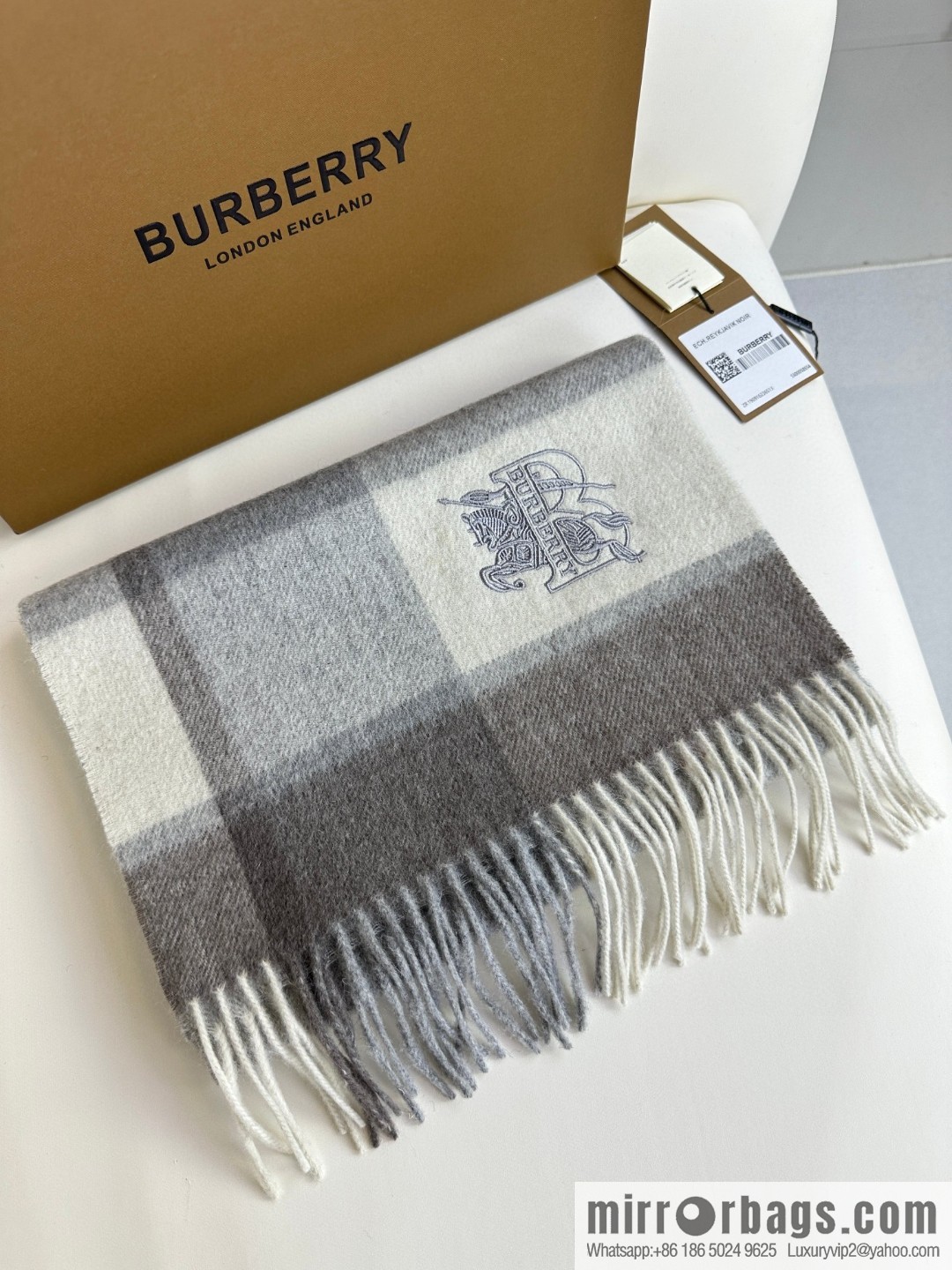 Burberry Burberry will push away the new model in 2023, the new standard of war horse, and the cashmere scarf.