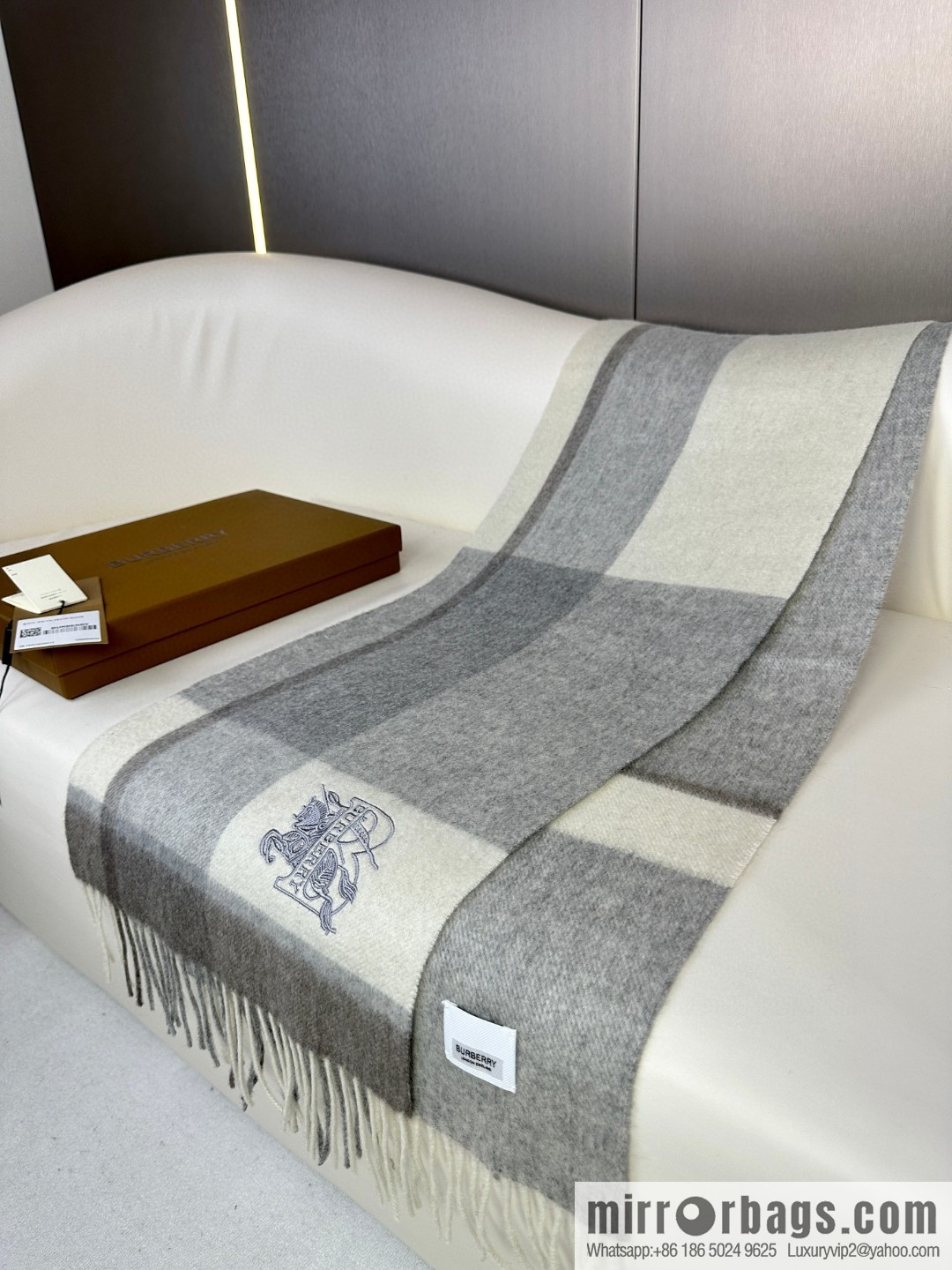 Burberry Burberry will push away the new model in 2023, the new standard of war horse, and the cashmere scarf.