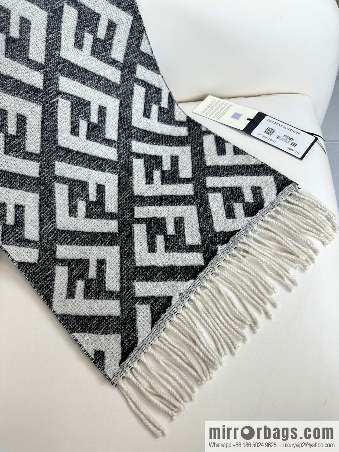 FENDI's latest [Roma] series, cashmere scarf
