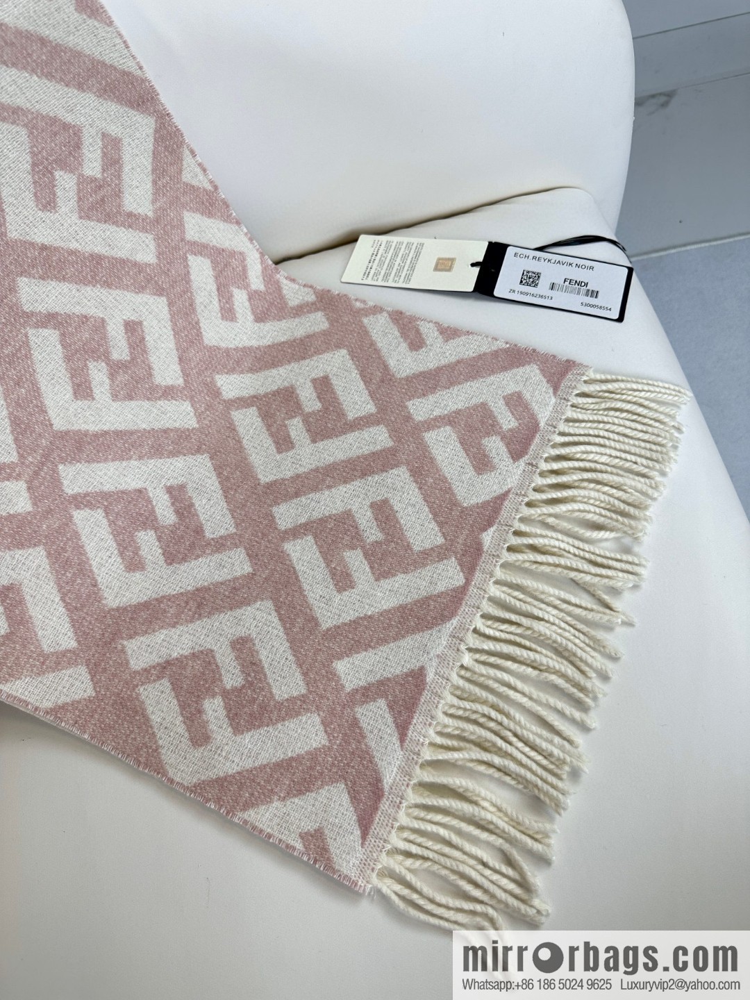 FENDI's latest [Roma] series, cashmere scarf