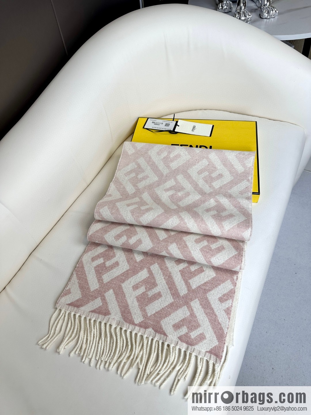 FENDI's latest [Roma] series, cashmere scarf