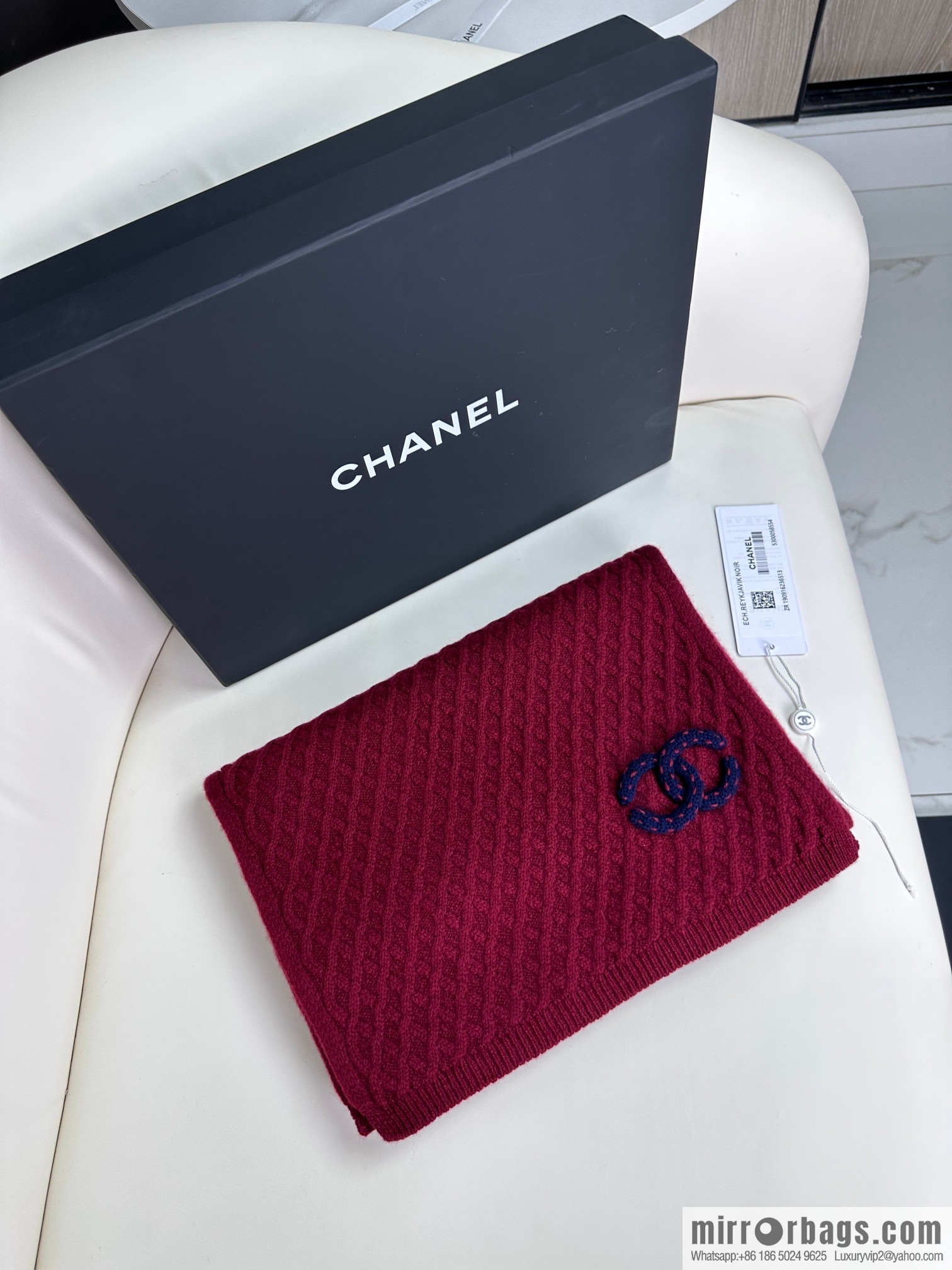 CHANEL New Chanel new product, rhombus logo scarf.