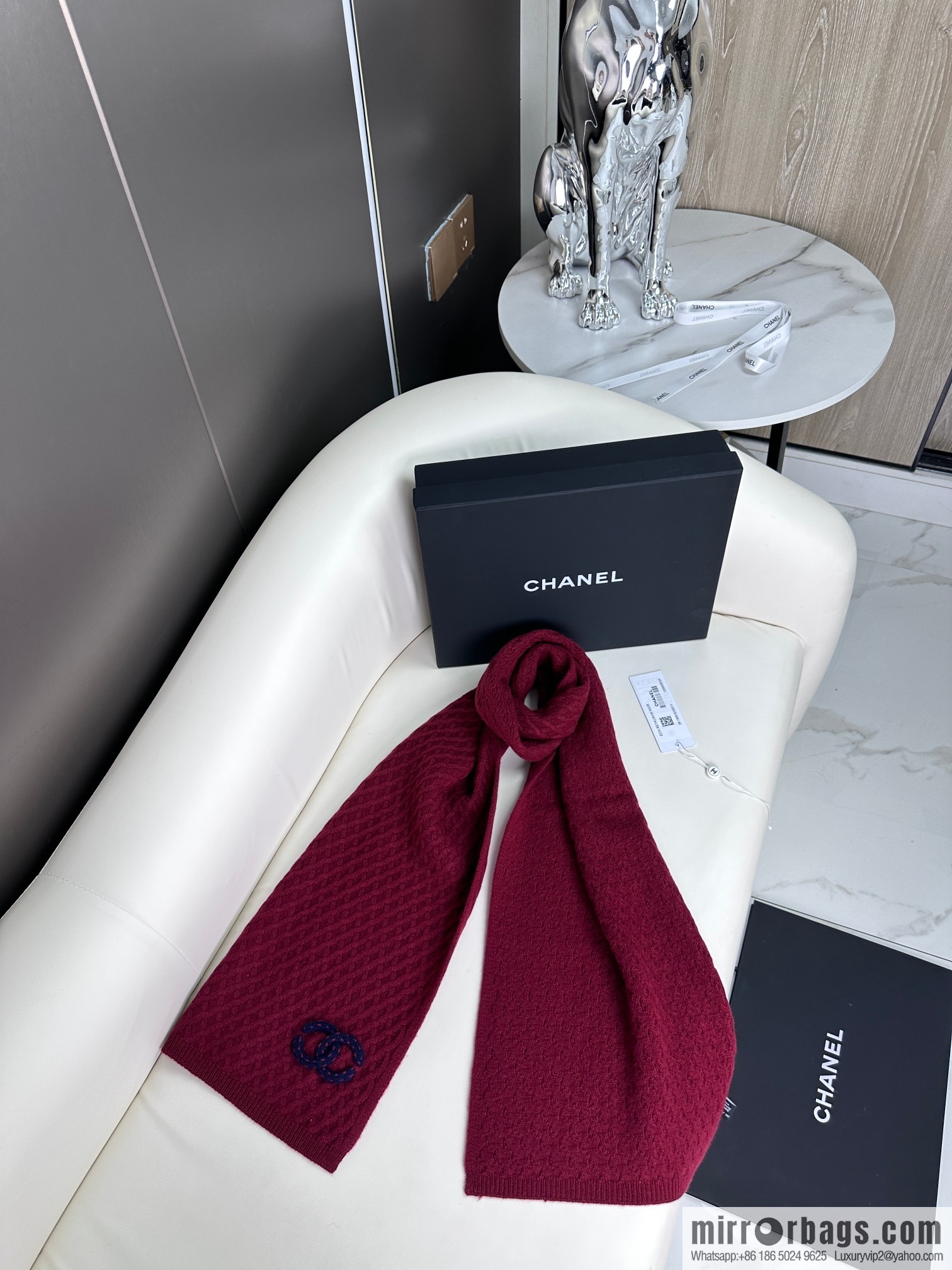 CHANEL New Chanel new product, rhombus logo scarf.