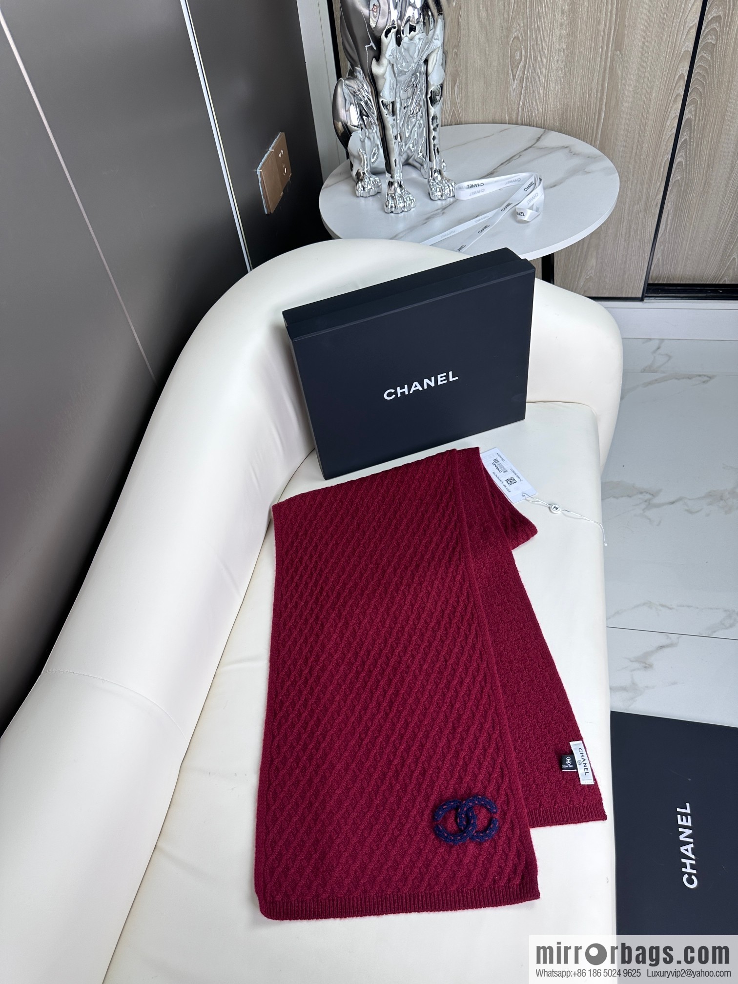 CHANEL New Chanel new product, rhombus logo scarf.
