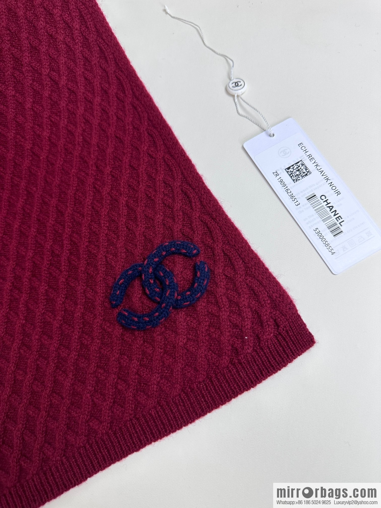 CHANEL New Chanel new product, rhombus logo scarf.