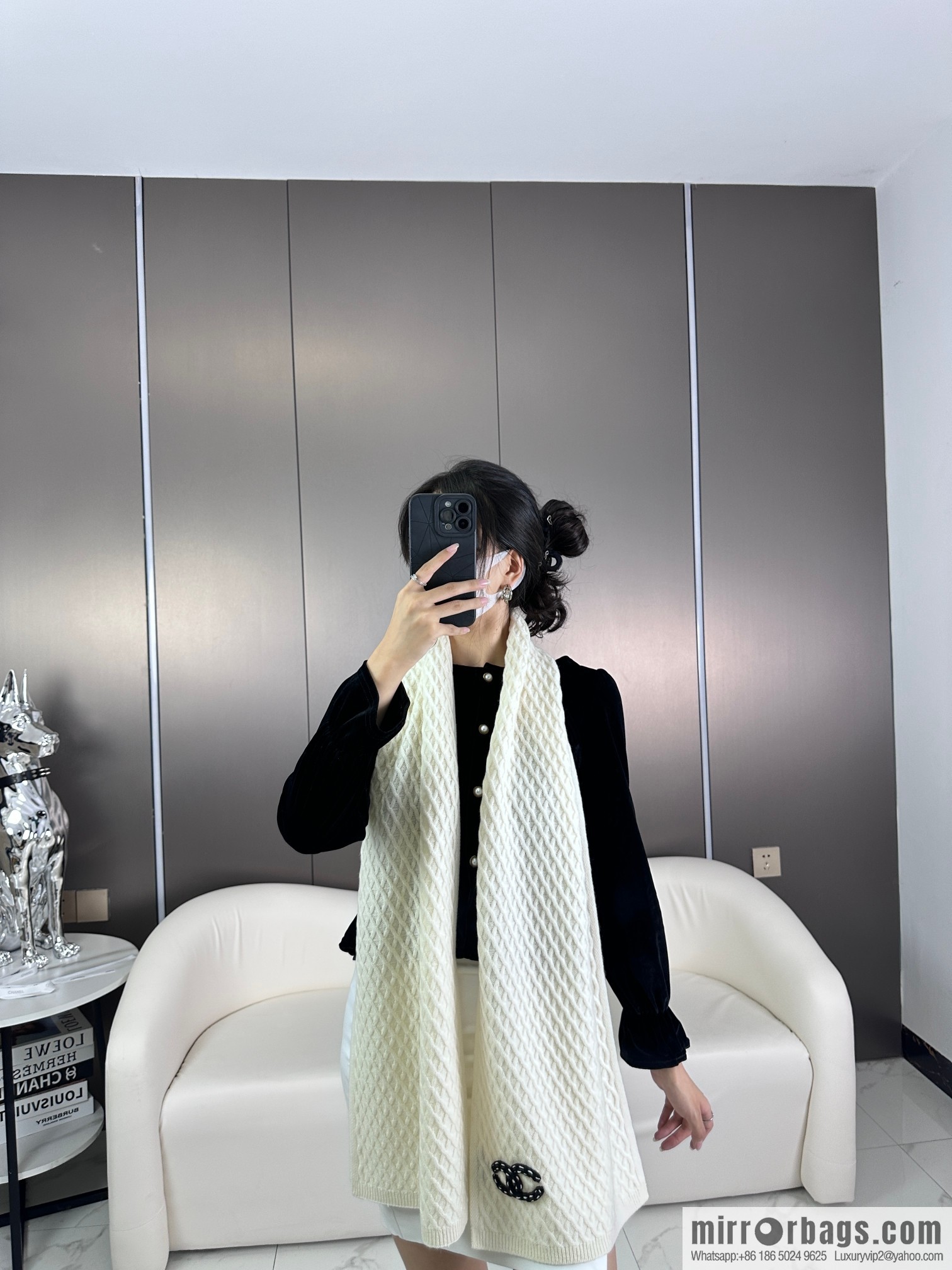 CHANEL New Chanel new product, rhombus logo scarf.