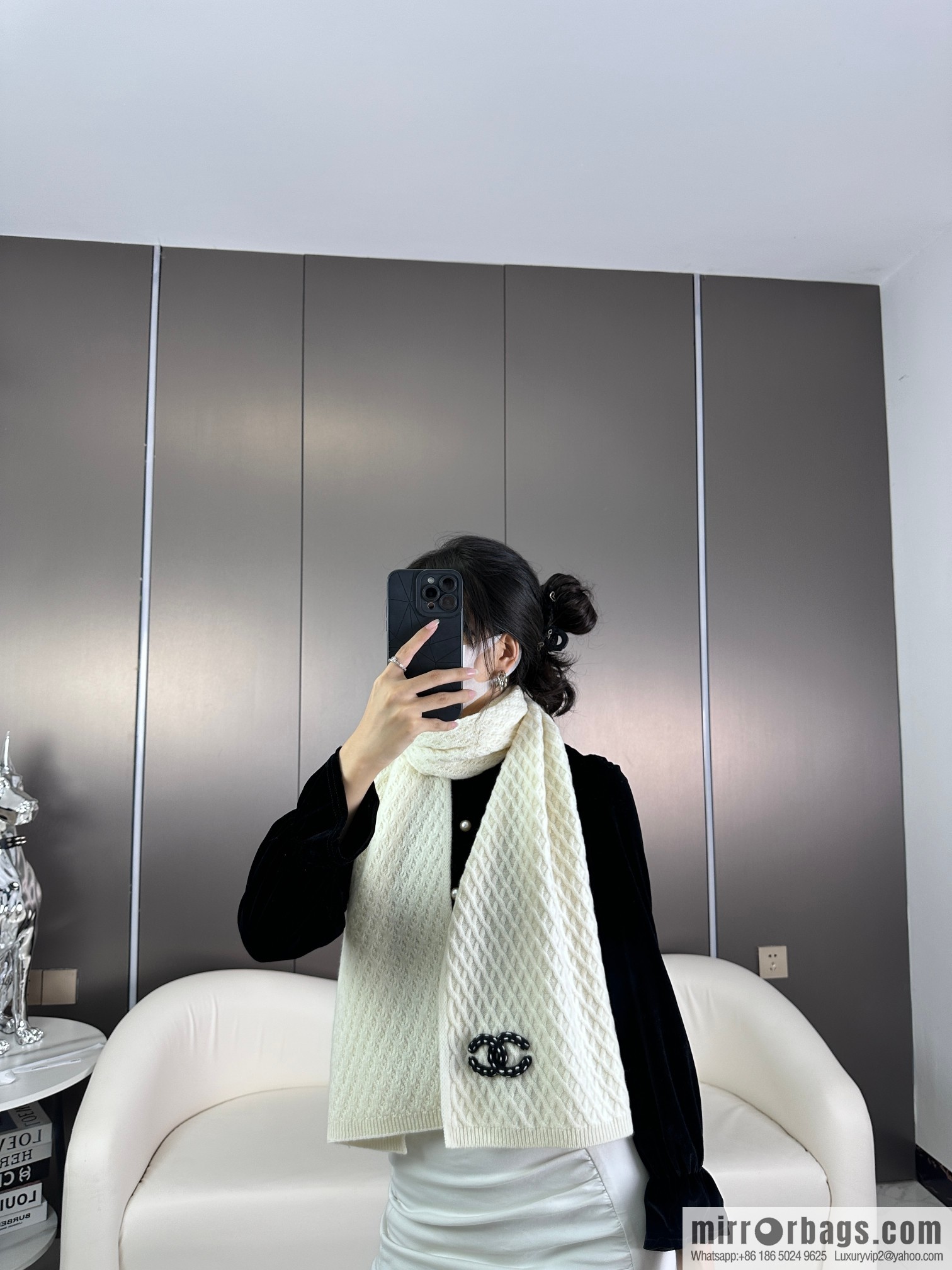 CHANEL New Chanel new product, rhombus logo scarf.