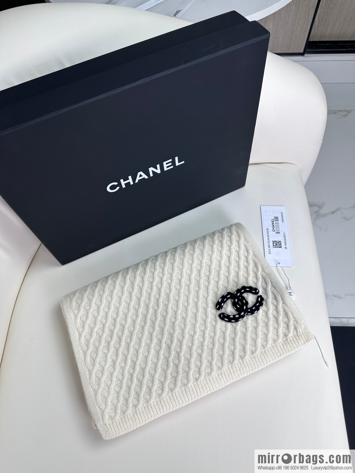 CHANEL New Chanel new product, rhombus logo scarf.