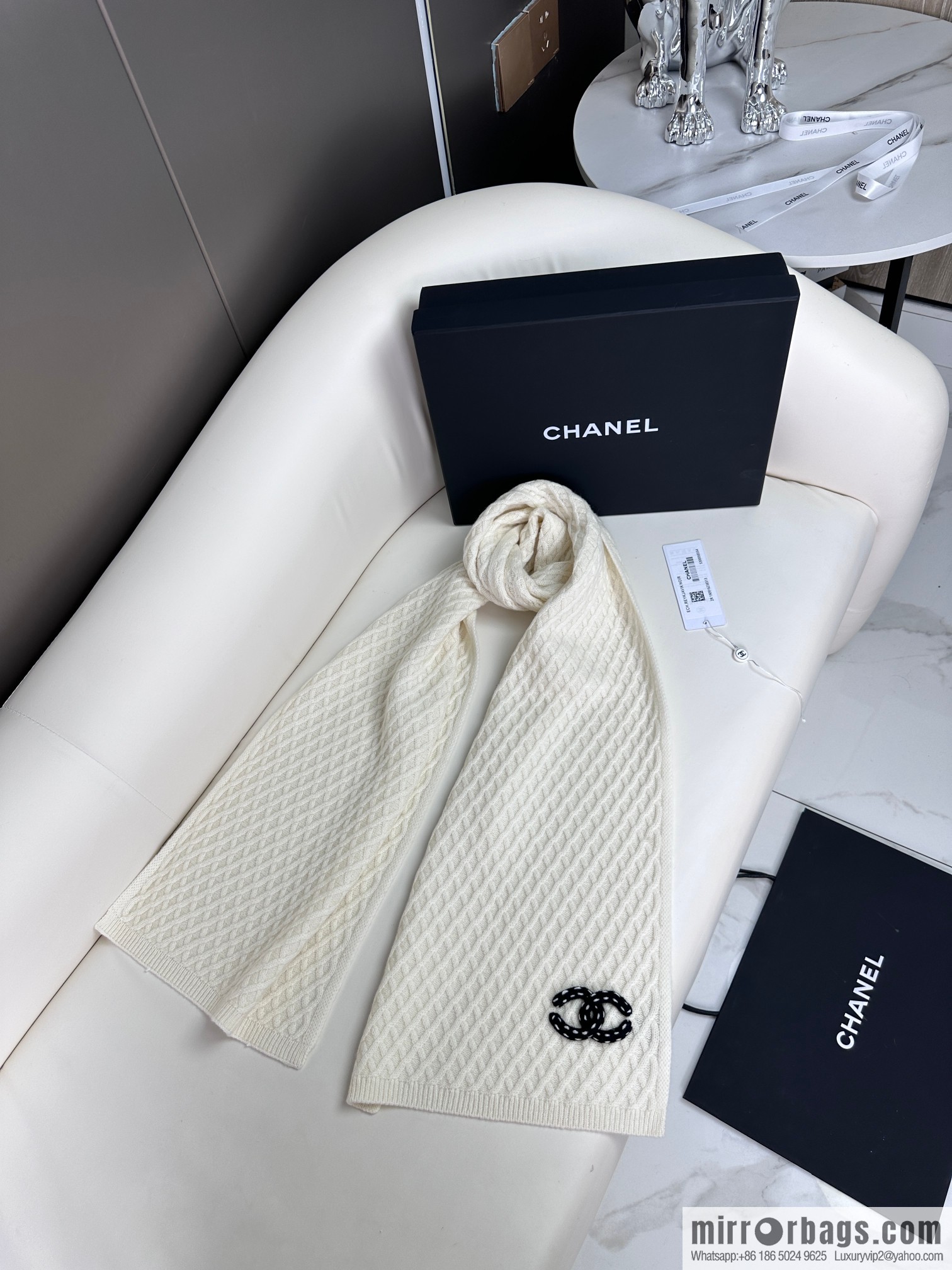 CHANEL New Chanel new product, rhombus logo scarf.