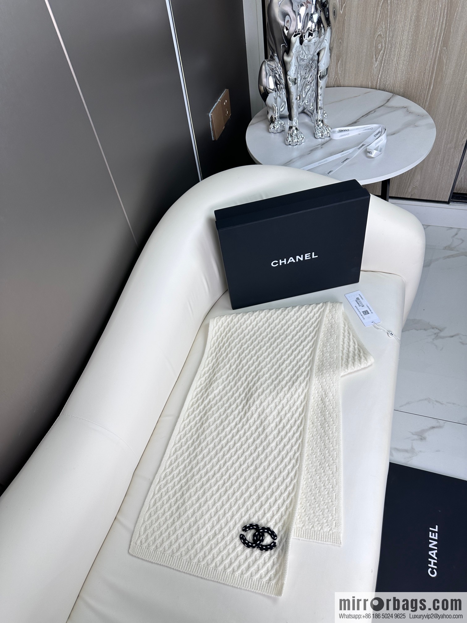 CHANEL New Chanel new product, rhombus logo scarf.