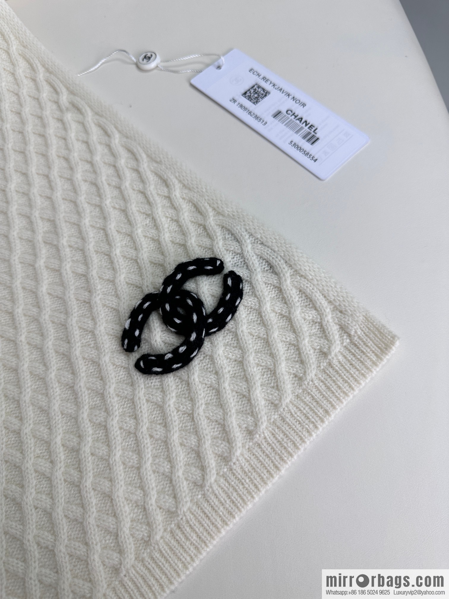 CHANEL New Chanel new product, rhombus logo scarf.
