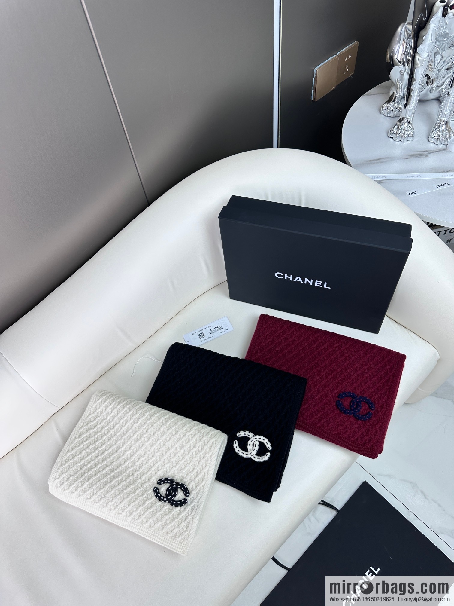 CHANEL New Chanel new product, rhombus logo scarf.