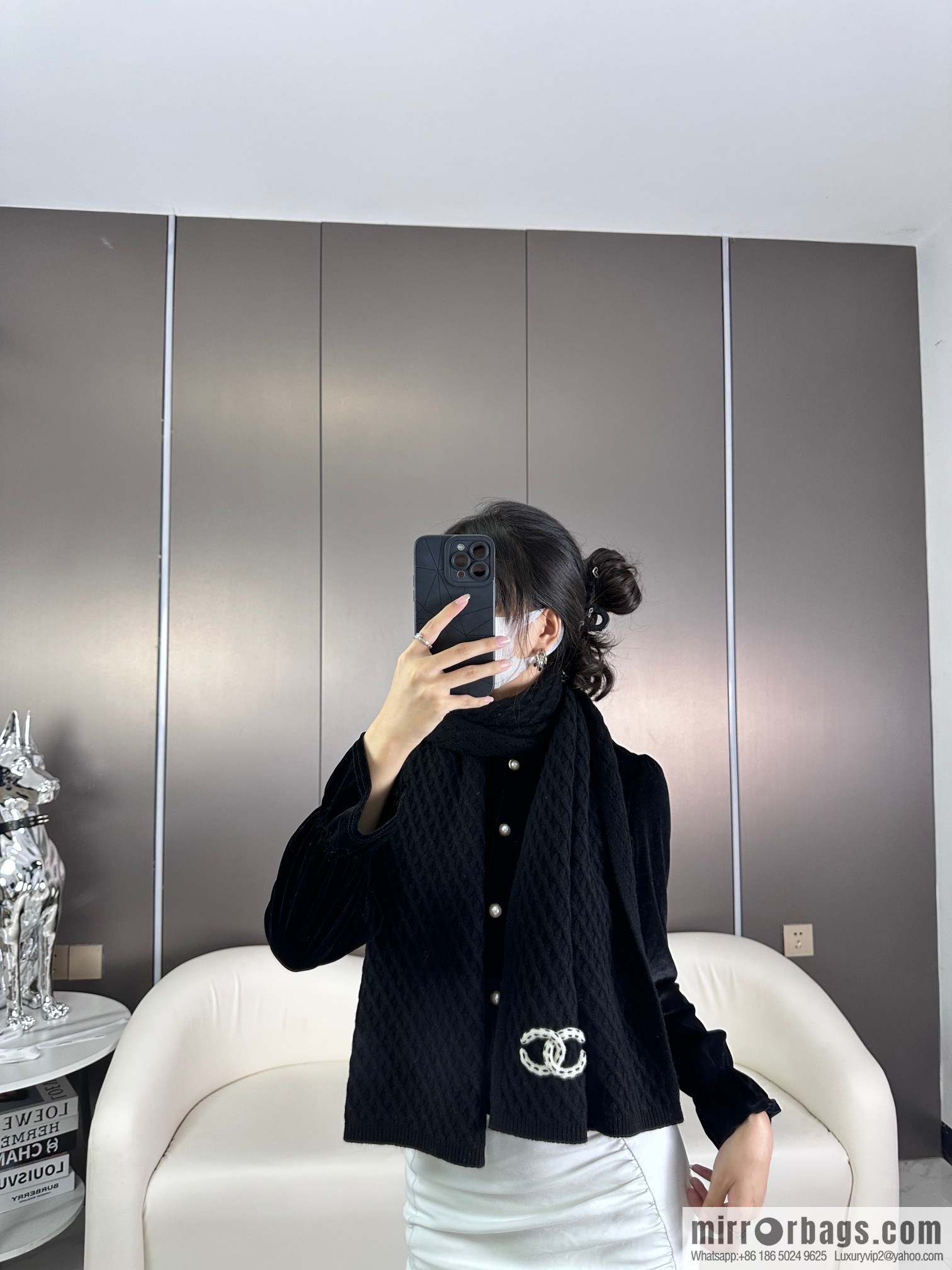 CHANEL New Chanel new product, rhombus logo scarf.