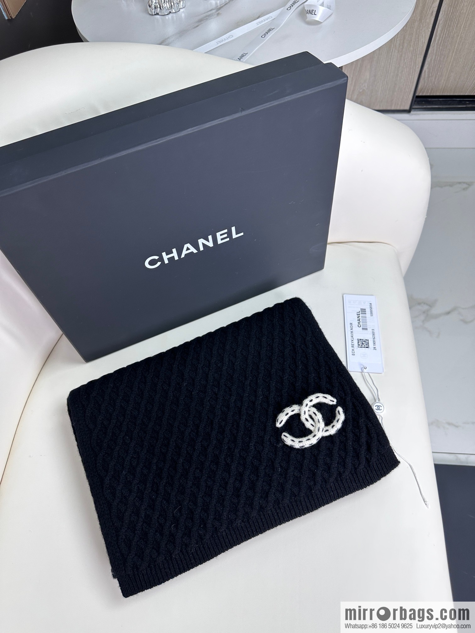 CHANEL New Chanel new product, rhombus logo scarf.