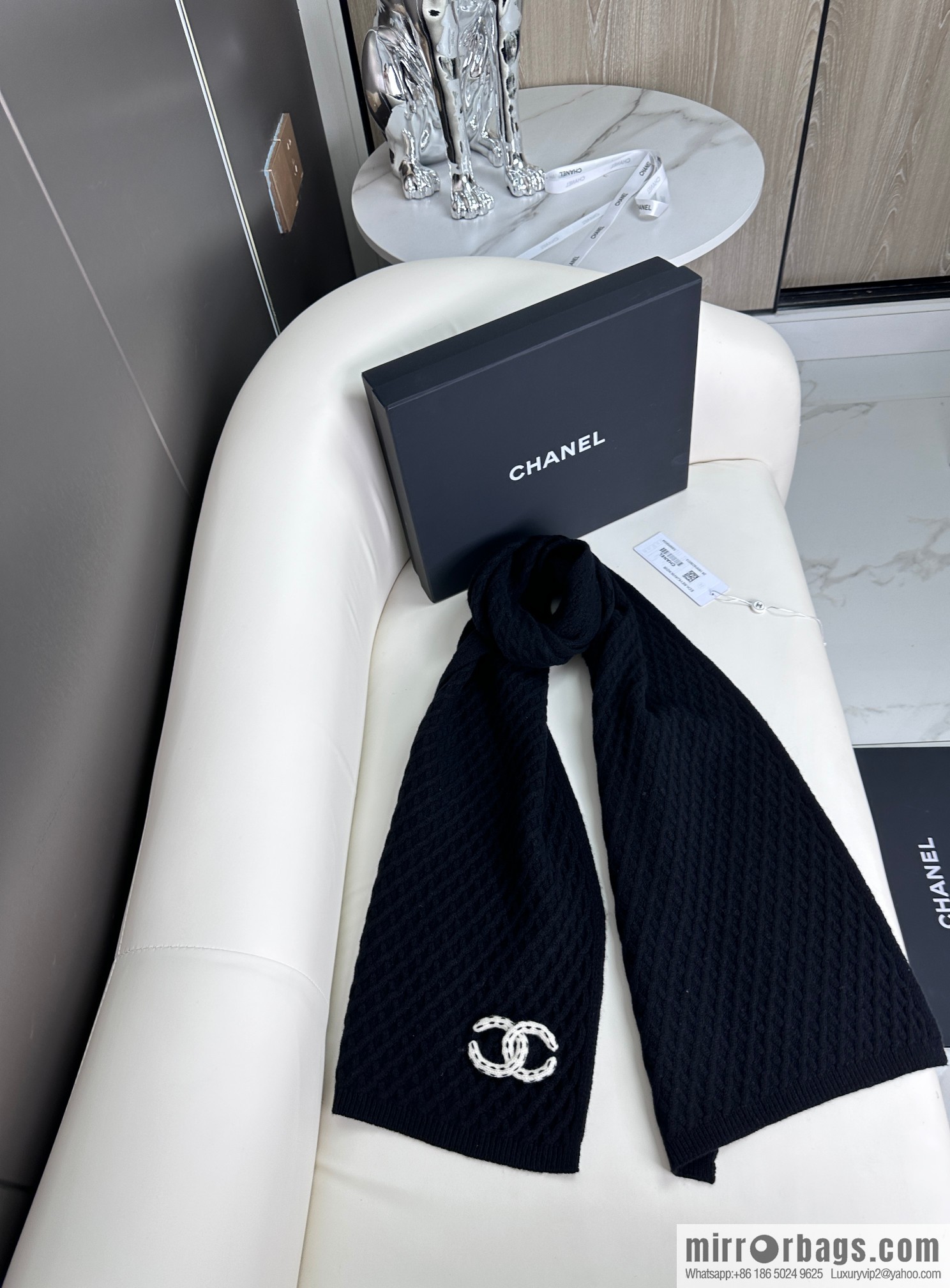 CHANEL New Chanel new product, rhombus logo scarf.