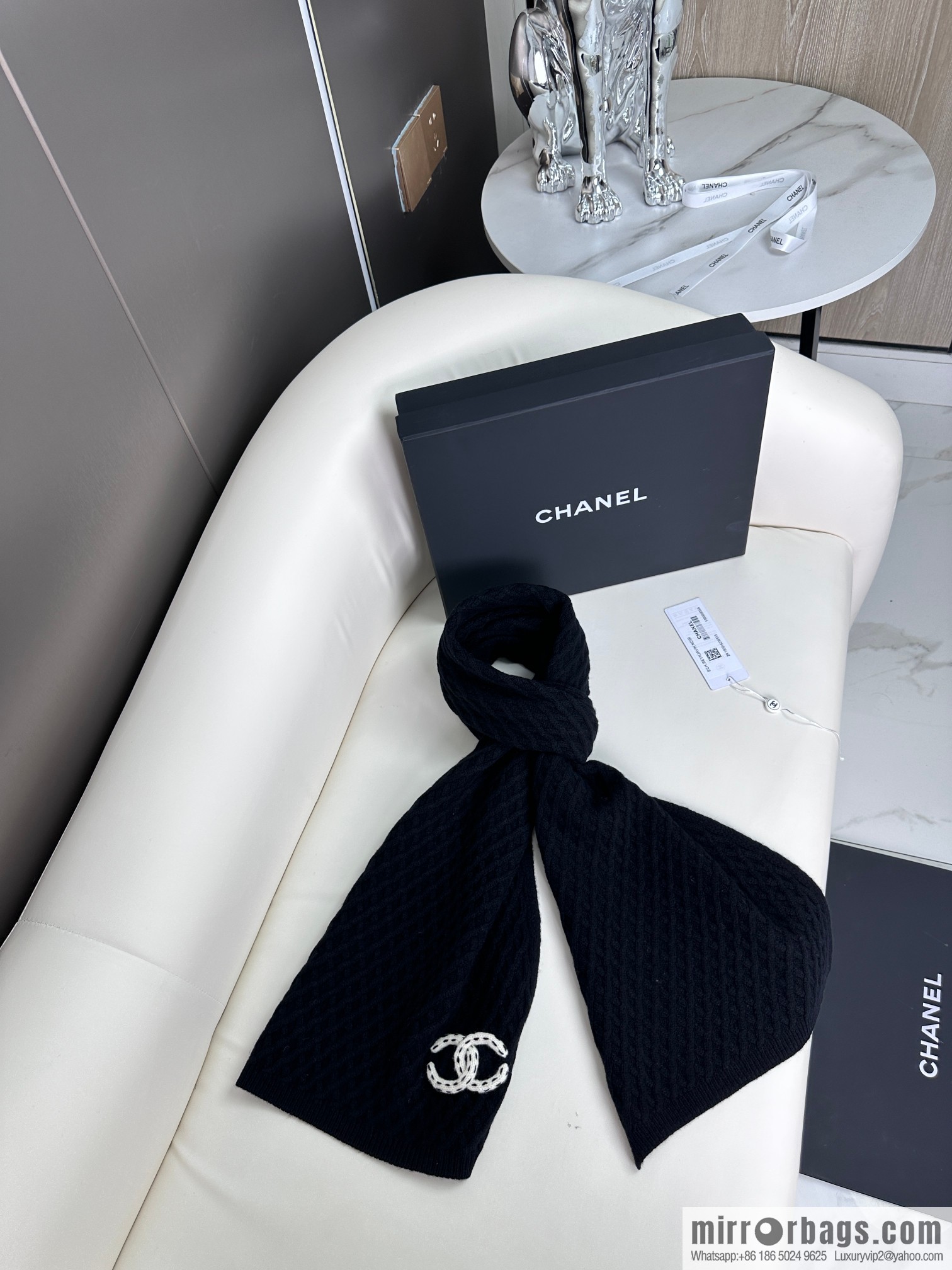 CHANEL New Chanel new product, rhombus logo scarf.