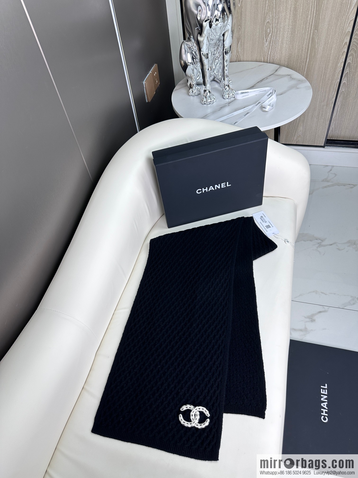 CHANEL New Chanel new product, rhombus logo scarf.