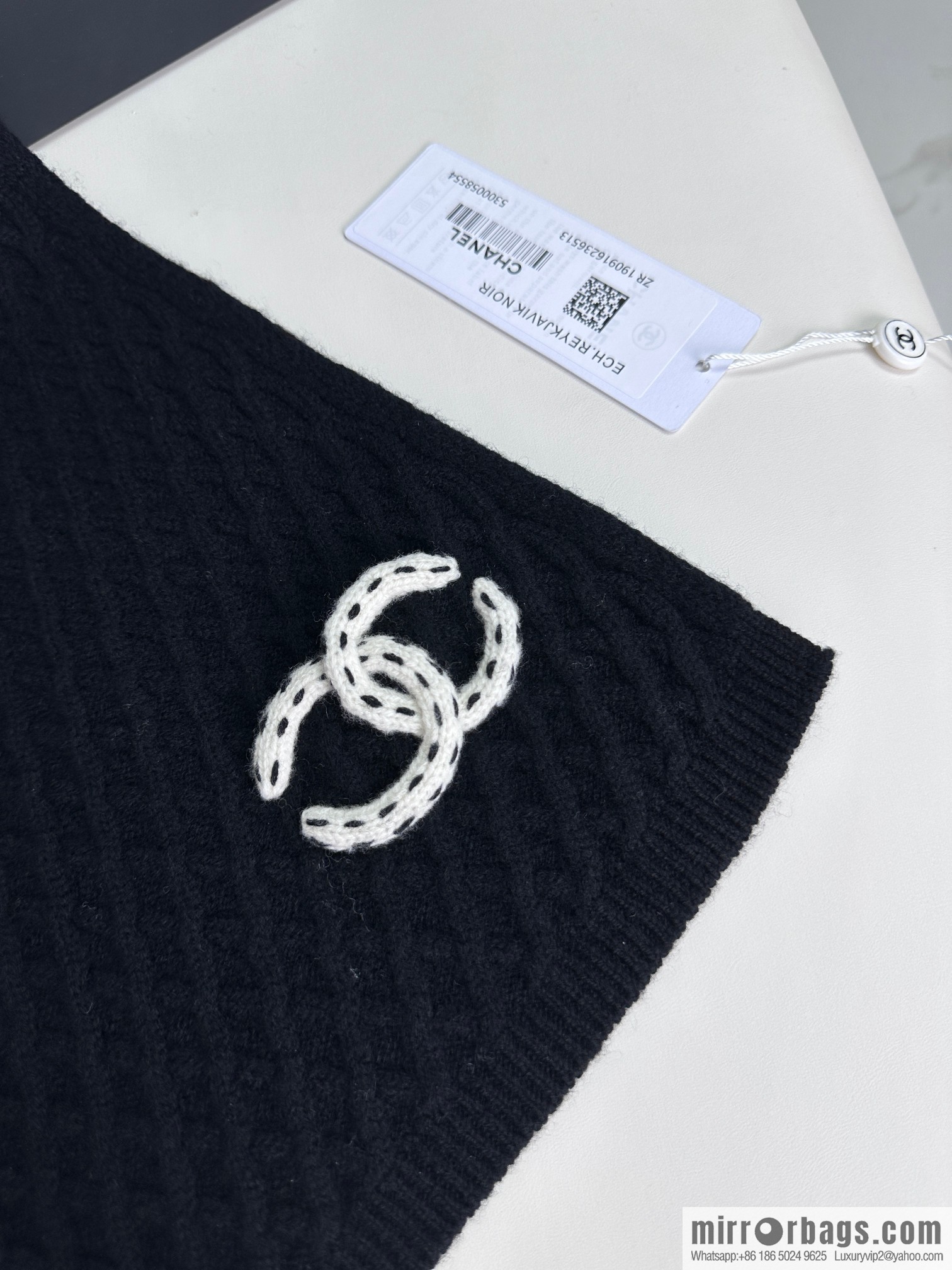 CHANEL New Chanel new product, rhombus logo scarf.