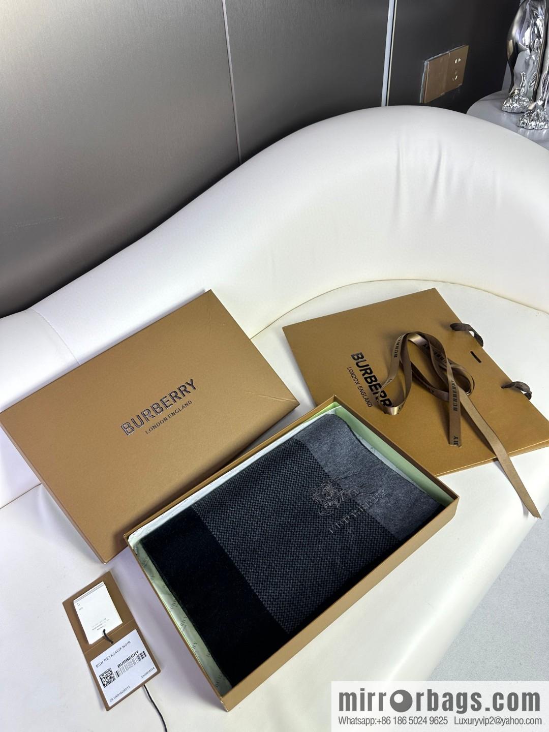 Burberry, classic warhorse plaid, high-end men's scarf