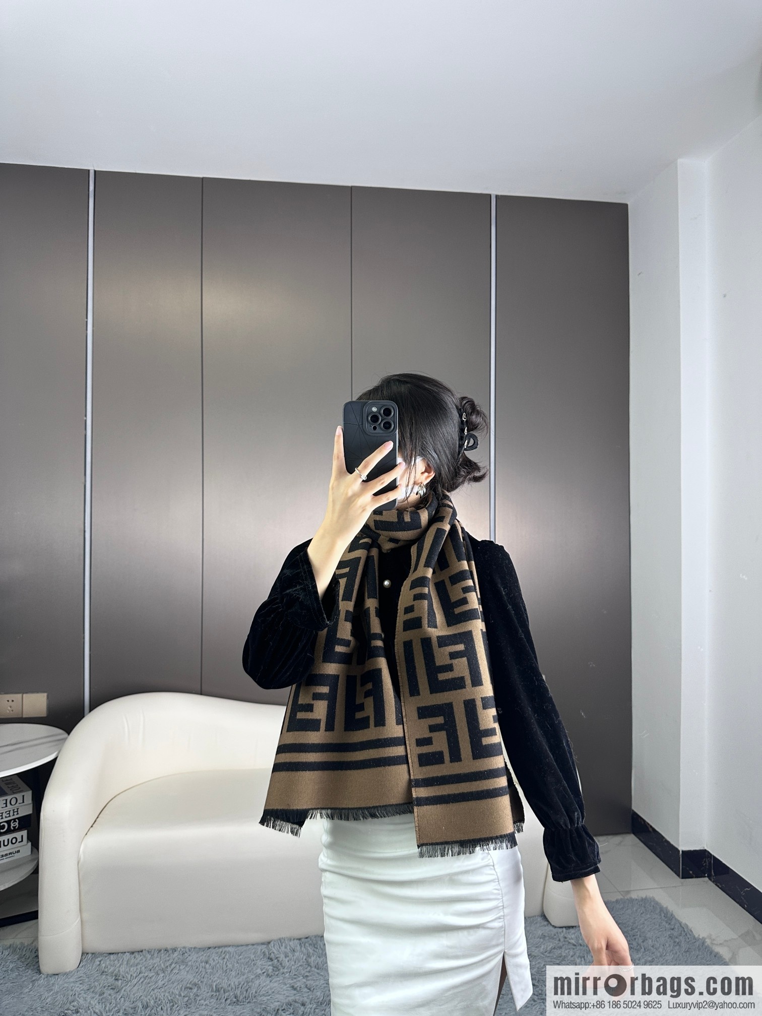 FENDI 2023 latest model, gold and silver thread, wool silk knitted scarf.