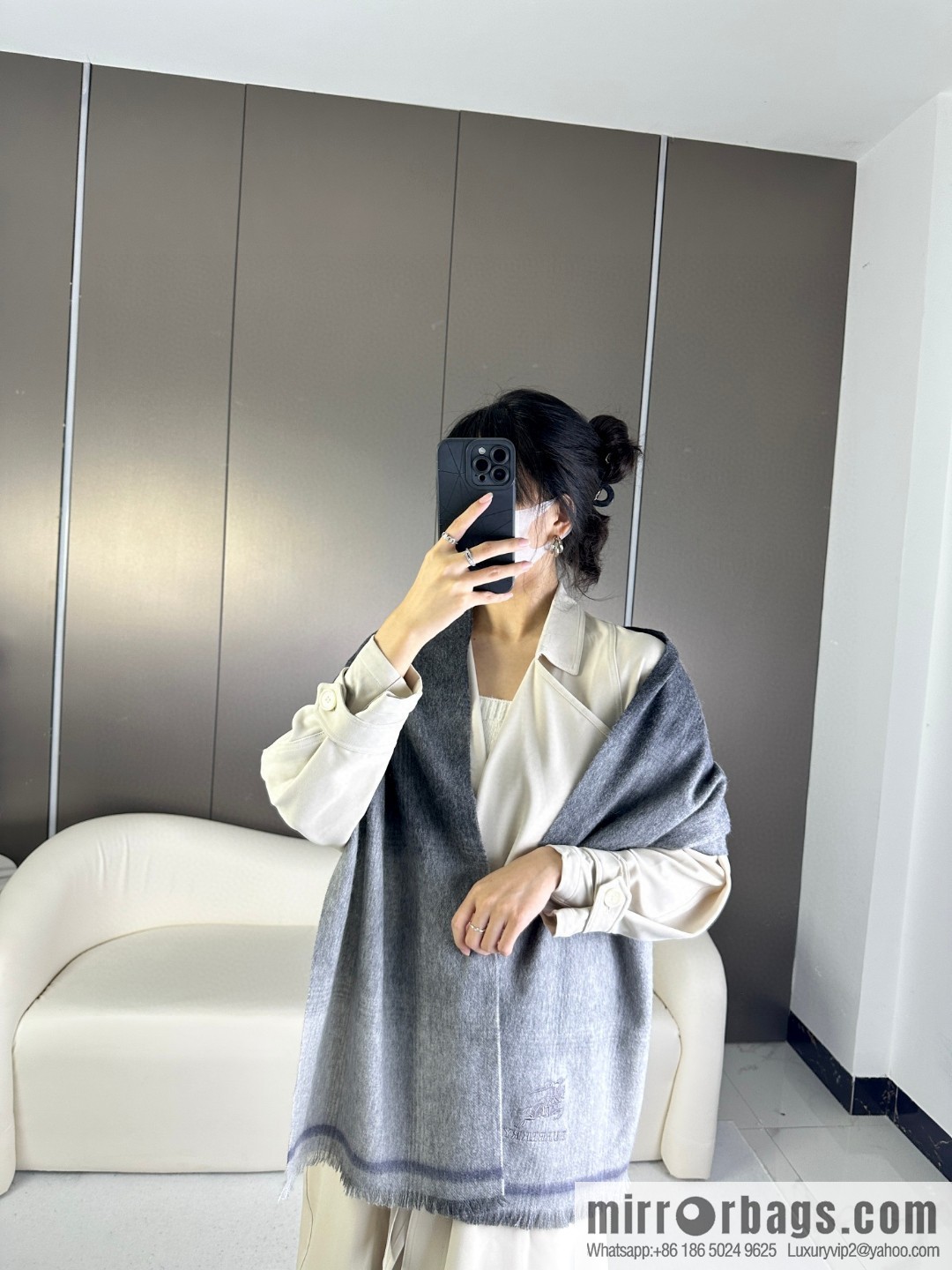 Burberry, counter-synced men's and women's cashmere scarves