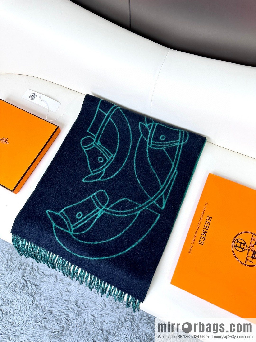 Hermès, contrasting jacquard weave Entrelacs Equestres horse head pattern scarf