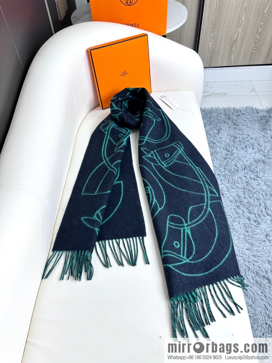 Hermès, contrasting jacquard weave Entrelacs Equestres horse head pattern scarf