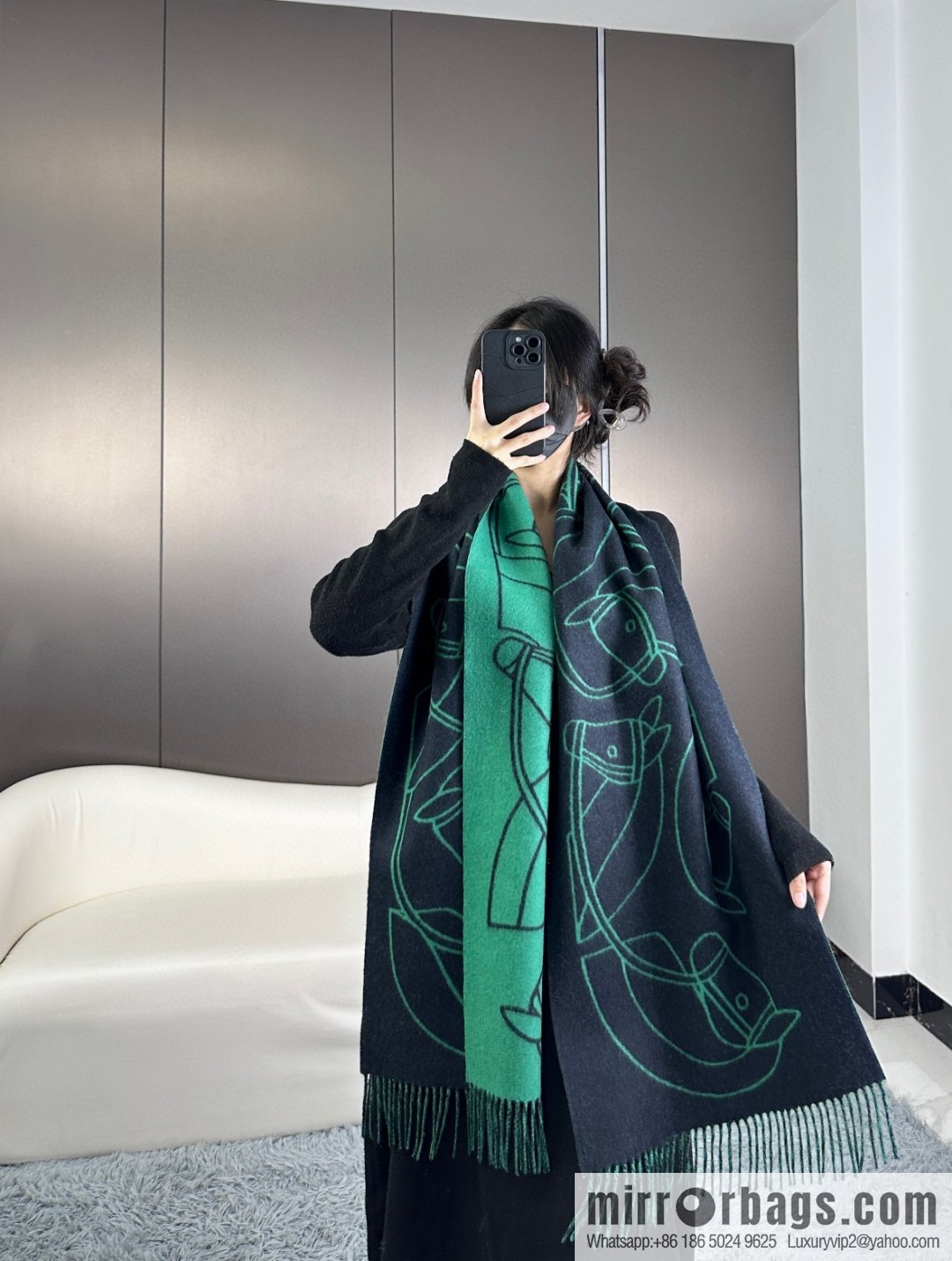 Hermès, contrasting jacquard weave Entrelacs Equestres horse head pattern scarf