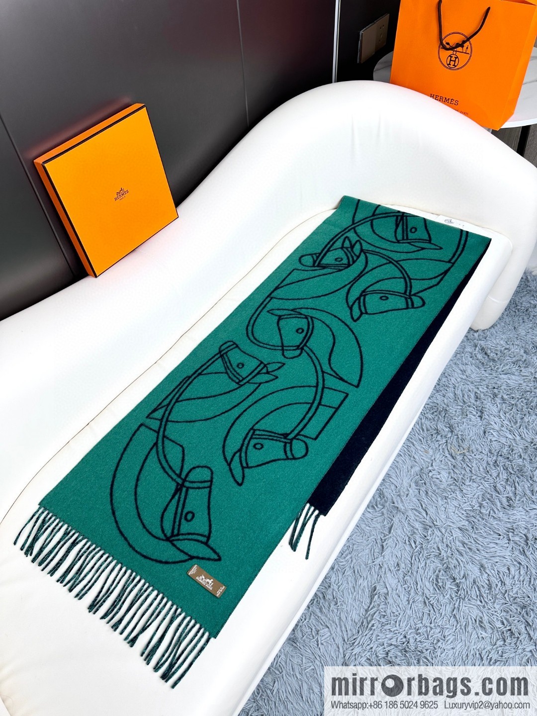 Hermès, contrasting jacquard weave Entrelacs Equestres horse head pattern scarf